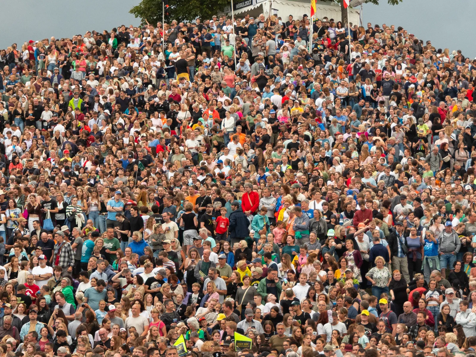 Viele Menschen beim "DAS-FEST-Open-Air-Festival in Karlsruhe